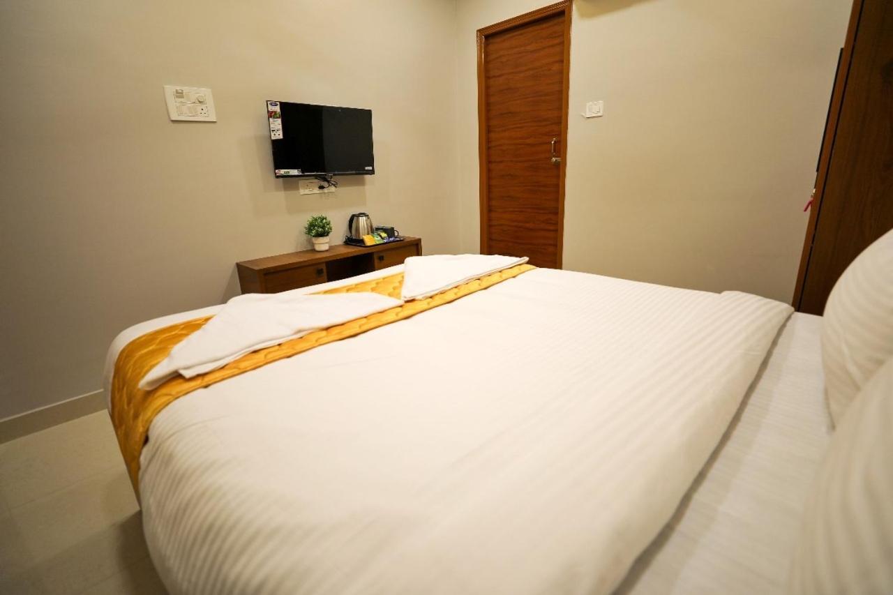 Hotel Ceasta, Beside Us Consulate Hyderabad, Gachibowli Gundipet Kültér fotó