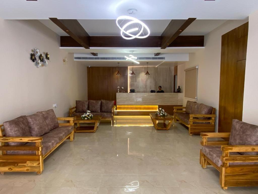 Hotel Ceasta, Beside Us Consulate Hyderabad, Gachibowli Gundipet Kültér fotó